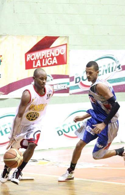 Elizaur Muñoz (San Sebastián) avanza con el balón ante la defensa de Andy Pérez (La Cancha)